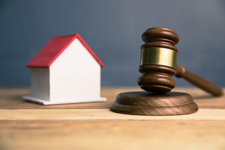 Descubra como funciona um leilão judicial de imóveis  
